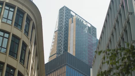 Blick-Hinauf-Zu-Den-Büros-Der-Londoner-Business-Skyline-Mit-Dem-Cheesegrater-Leadenhall-Gebäude-In-Großbritannien